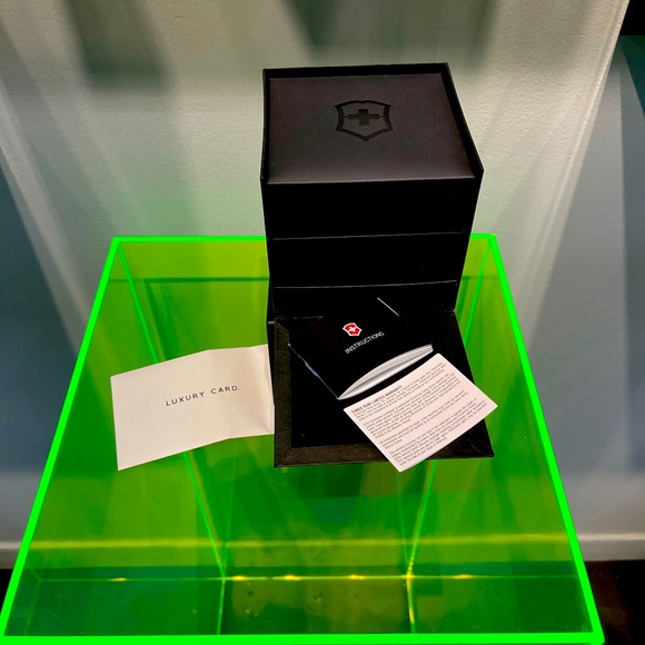 Luxurious Victorinox Swiss Army Watch - Picture 2 of 7